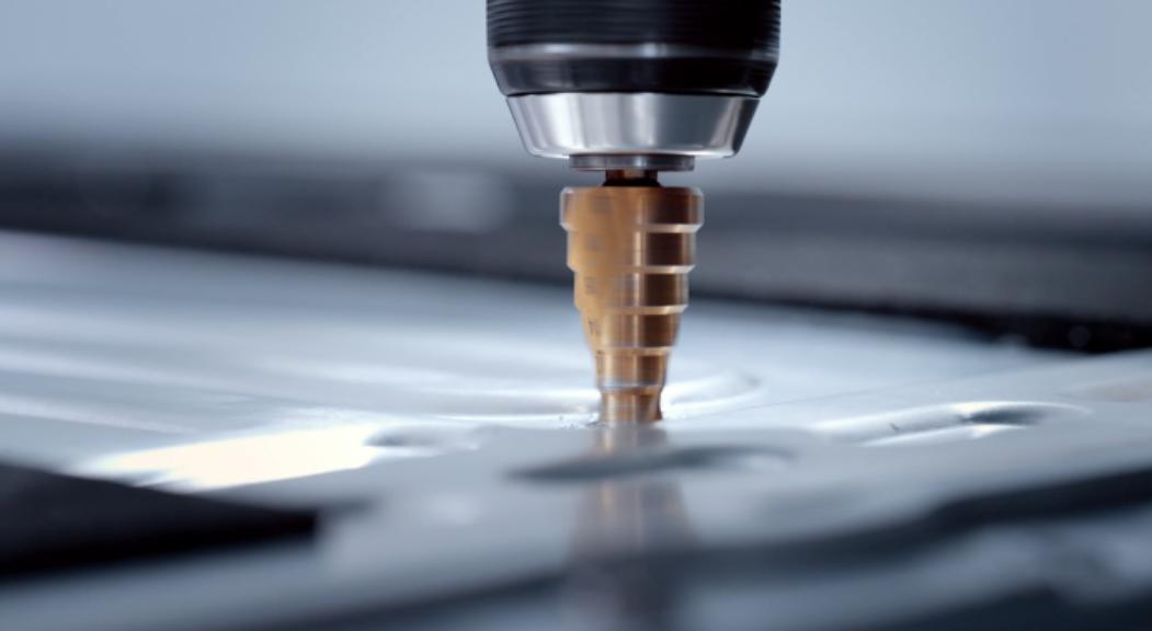 _红旗车厂下的车标志_铁电池技术