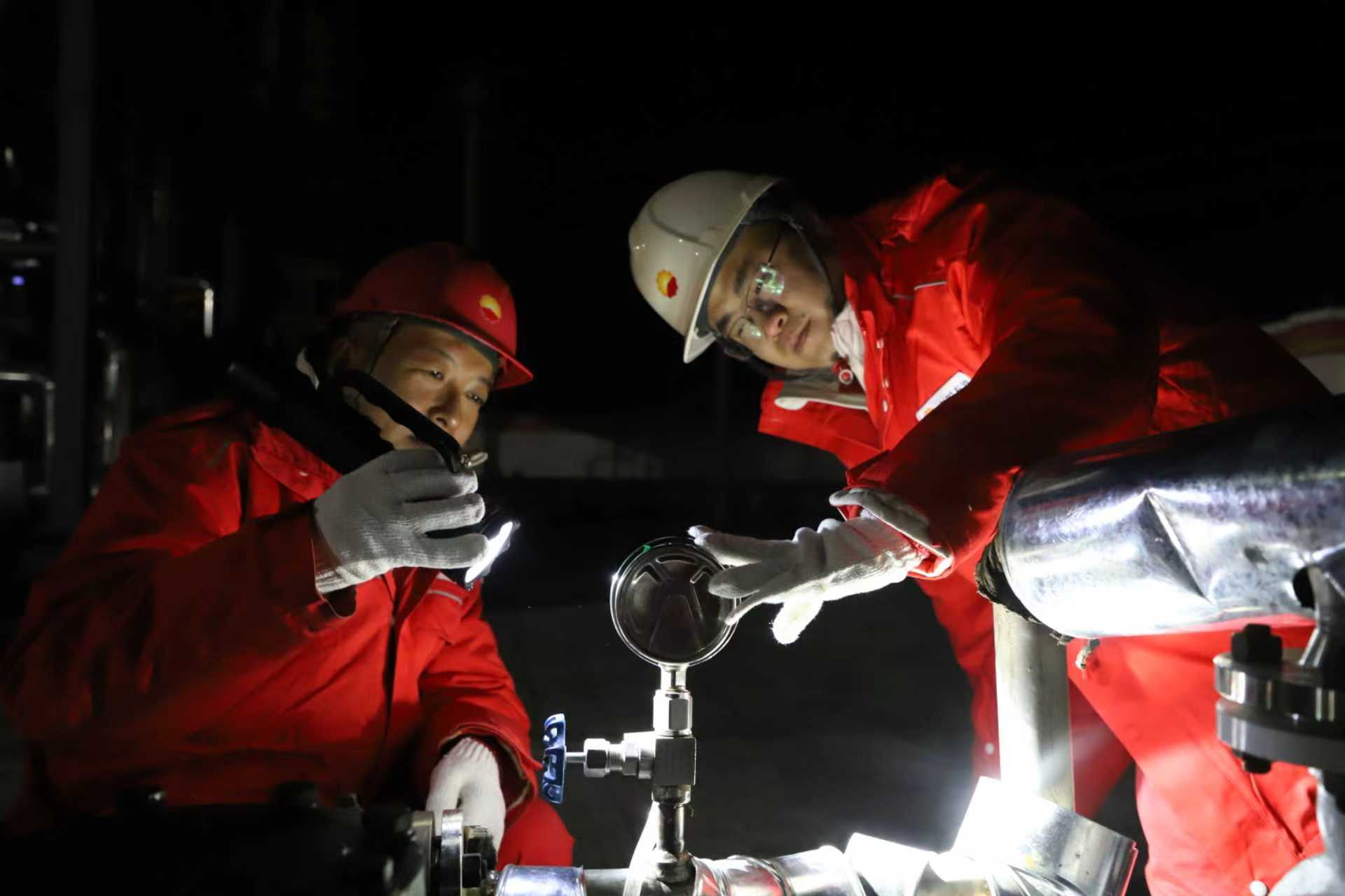 长庆油田员工坚守天然气生产一线。受访者供图