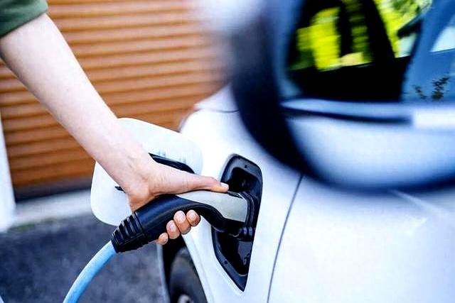新能源车充电结束后占位90分钟，遭收438.4元超时费用