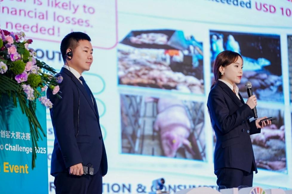 在全球农创客大赛上,来自中国的农研团队正在介绍项目。(傅俊豪 摄)