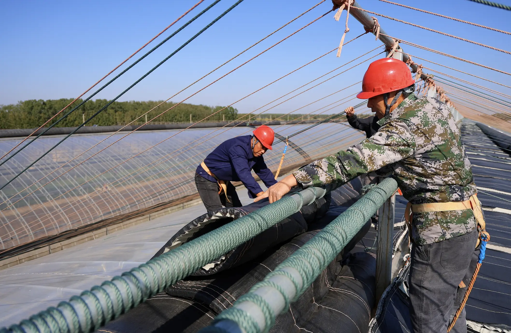 前11个月固定资产投资降幅有所扩大，政策将加力推动投资止跌回稳