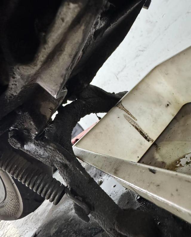 差点“抱缸”！8000公里不换机油，你的UY125正在上演一-有驾