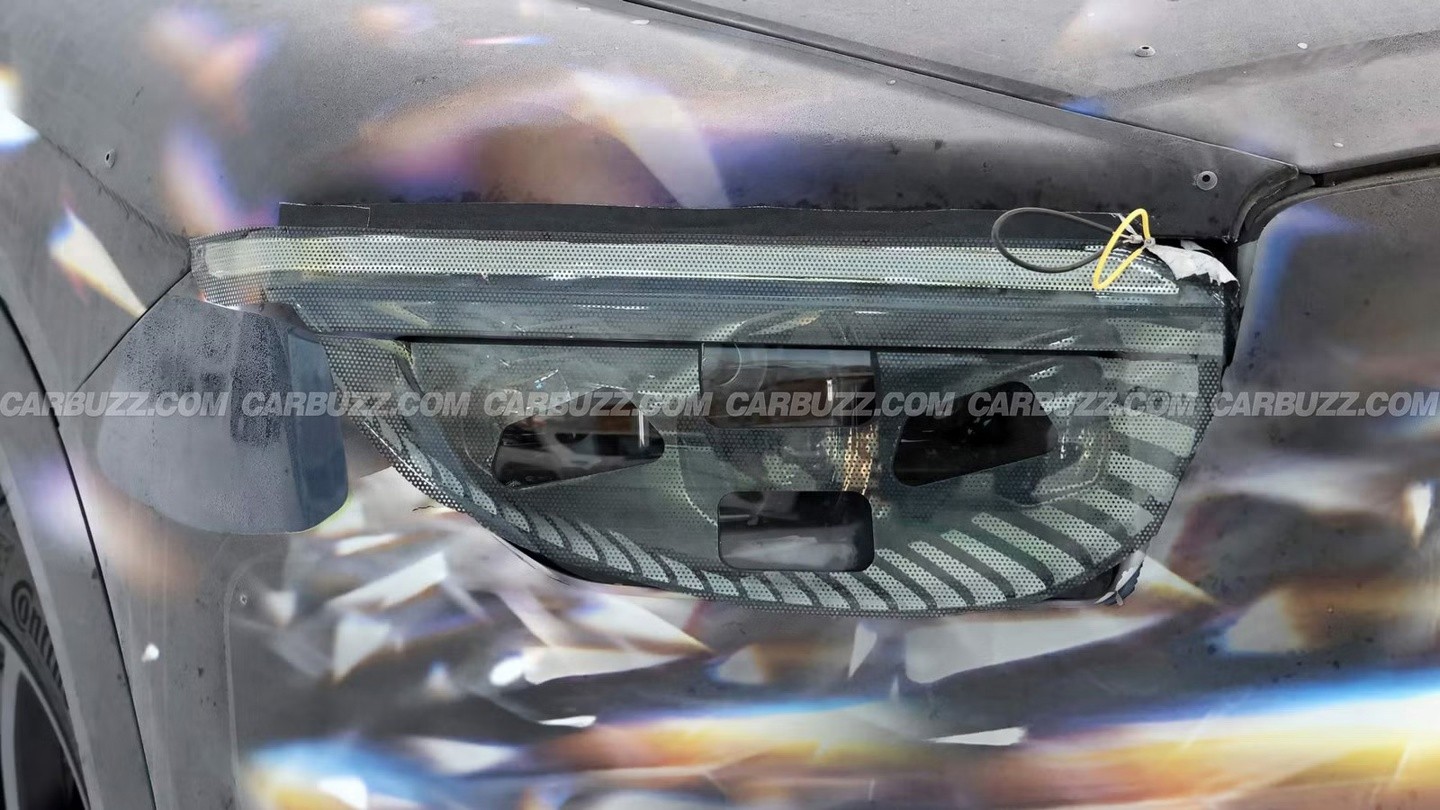 宾利首款纯电SUV冬测图泄露，内饰首次曝光