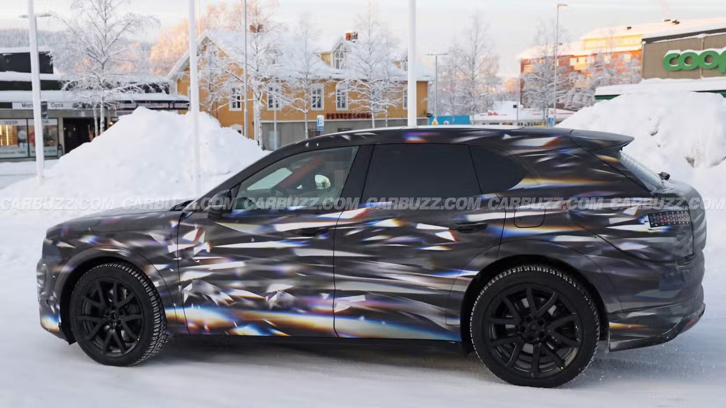 _宾利首款纯电SUV冬测图泄露，内饰首次曝光_宾利首款纯电SUV冬测图泄露，内饰首次曝光