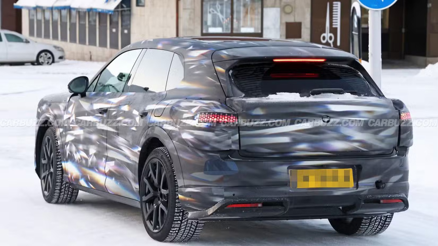 宾利首款纯电SUV冬测图泄露，内饰首次曝光_宾利首款纯电SUV冬测图泄露，内饰首次曝光_