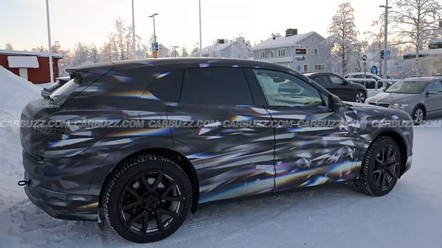 宾利首款纯电SUV冬测图泄露，内饰首次曝光_宾利首款纯电SUV冬测图泄露，内饰首次曝光_