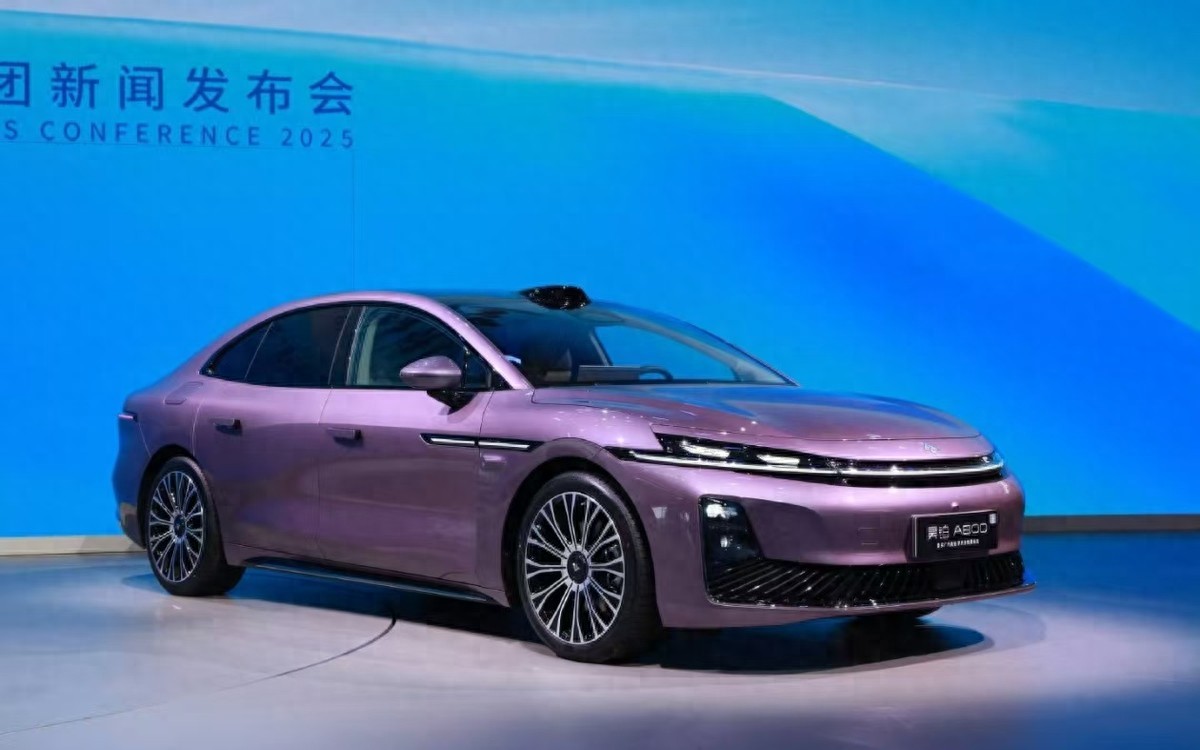 满配鸿蒙座舱+可变形后排，四座一键变五座，昊铂A800内饰发布