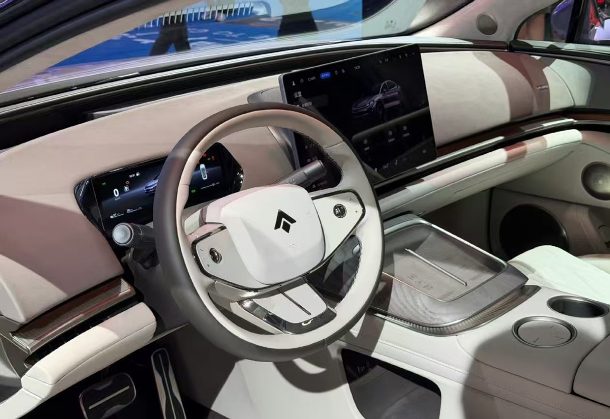 满配鸿蒙座舱+可变形后排，四座一键变五座，昊铂A800内饰发布__满配鸿蒙座舱+可变形后排，四座一键变五座，昊铂A800内饰发布