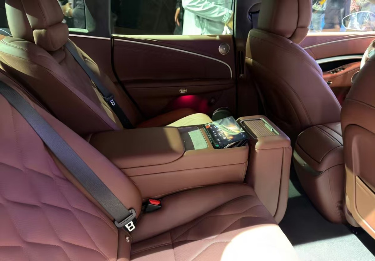 _满配鸿蒙座舱+可变形后排，四座一键变五座，昊铂A800内饰发布_满配鸿蒙座舱+可变形后排，四座一键变五座，昊铂A800内饰发布