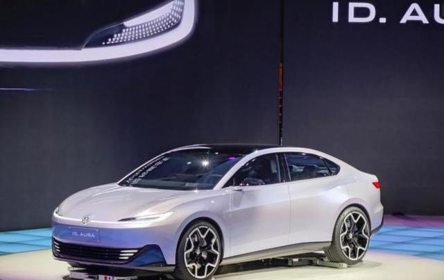 意不意外，世界十大车企灵光一闪，特斯拉位居美国第一丰田日本第二比亚迪中国第三，德国豪强保时捷梅赛德斯奔驰宝马三强齐聚榜单前列-有驾