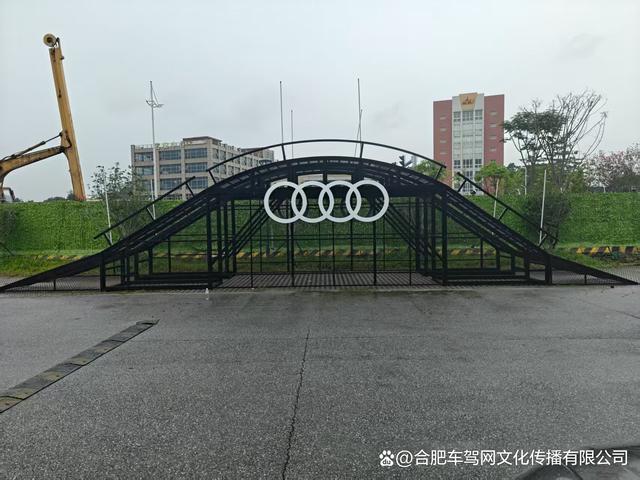 短期 SUV 越野展示架商家供应