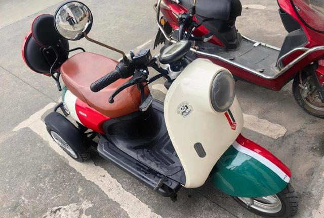 车修好了却卖不掉，问题不在车而在“身份”，南京严查无牌电动车上路即扣，二手市场直接拒收，原车主找不到车牌补不了只能报废