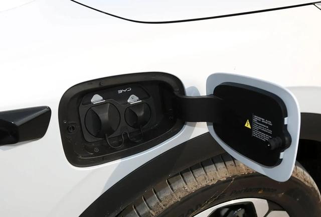 新款比亚迪元PLUS曝光,电池容量飙升,续航提升明显,这三大升级太给力-有驾