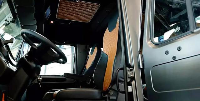 新款奔驰乌尼莫克亮相,四门设计超酷,搭载7.7T强劲柴油动力-有驾