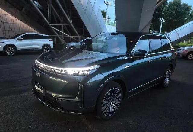 红旗HS6PHEV起价17.88万,五座布局,纯电续航248公里,为何说它更懂家用-有驾