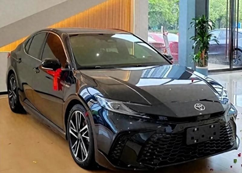 丰田再赢了！高颜值B级仅售12.7W，热销19309台，油耗4.3L加92油