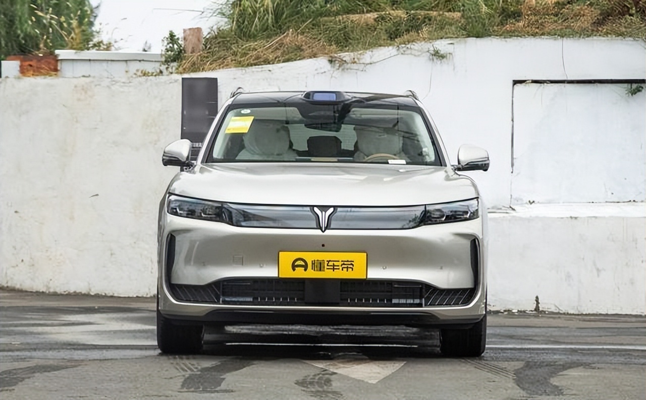 岚图FREE+ 五座大空间 + 235km 纯电续航 华为乾崑ADS 4加持，21.99万起_岚图FREE+ 五座大空间 + 235km 纯电续航 华为乾崑ADS 4加持，21.99万起_