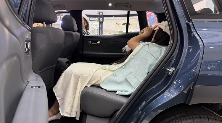 国民增程大五座SUV 埃安i60于广州白云万达璀璨亮相_国民增程大五座SUV 埃安i60于广州白云万达璀璨亮相_