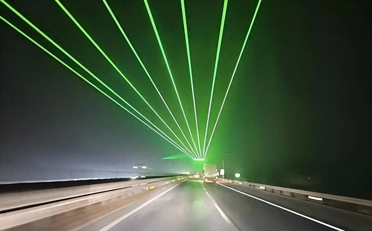 高速上的绿色光束有何用？老司机：不了解这个，夜间别上高速！