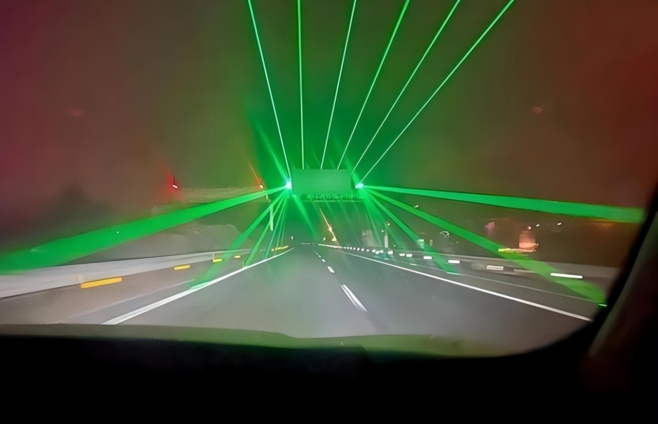 夜间高速上光束是什么情况__高速上的绿光束