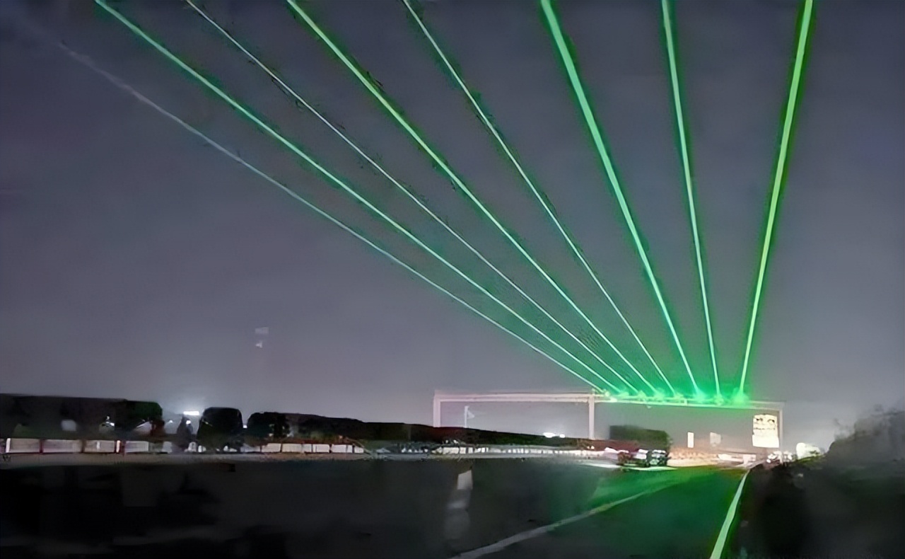 _夜间高速上光束是什么情况_高速上的绿光束