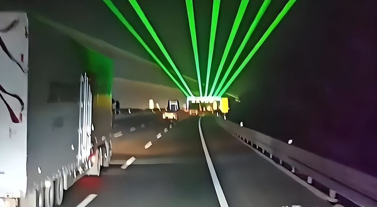 _高速上的绿光束_夜间高速上光束是什么情况