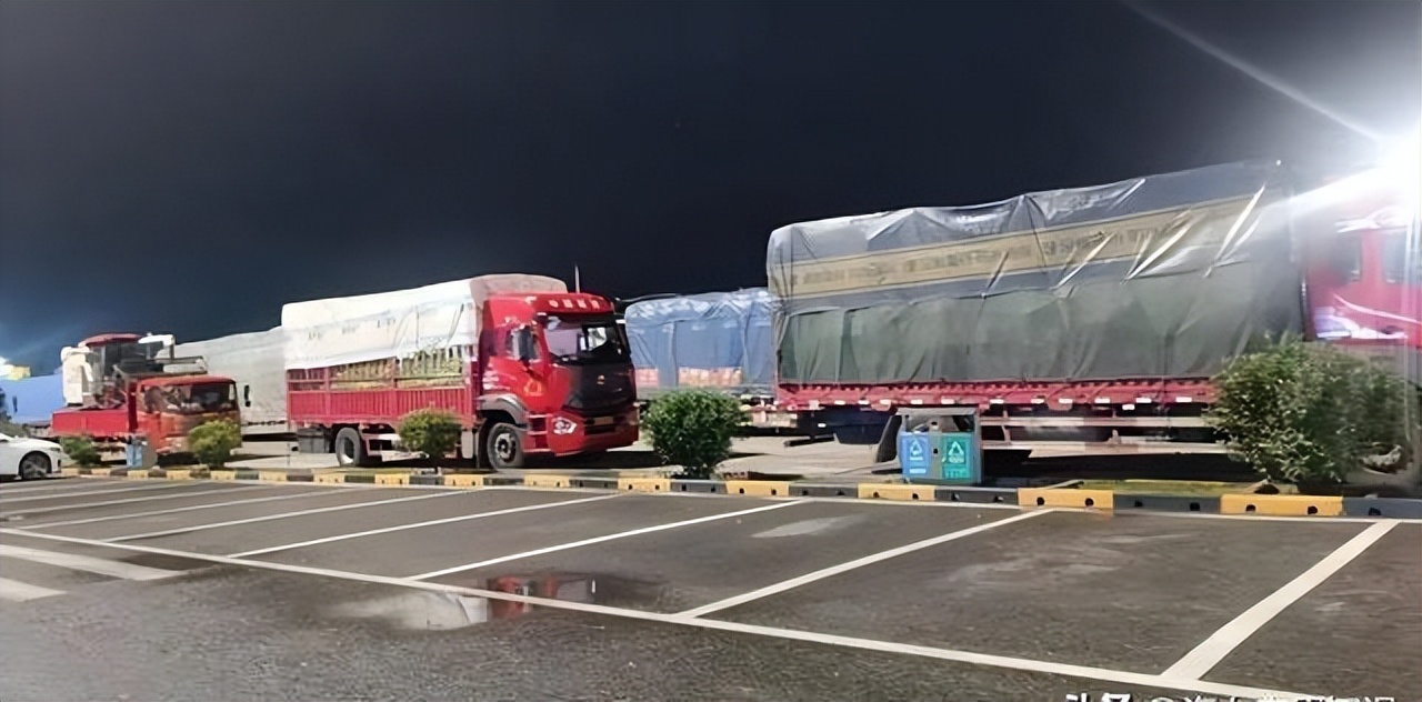 高速上的绿光束__夜间高速上光束是什么情况