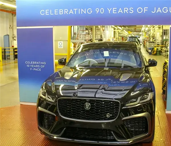 最后一辆黑色F-Pace SVR缓缓驶下生产线,标志着F-Pace车型的谢幕,更标志着捷豹90年燃油车历史的终结