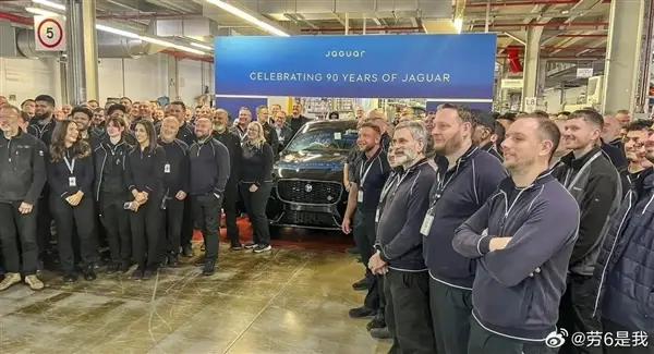 _最后一辆黑色F-Pace SVR缓缓驶下生产线，标志着F-Pace车型的谢幕，更标志着捷豹90年燃油车历史的终结_最后一辆黑色F-Pace SVR缓缓驶下生产线，标志着F-Pace车型的谢幕，更标志着捷豹90年燃油车历史的终结