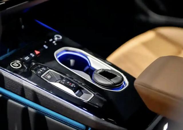 奥迪A6大改款，为何要用智能和设计抢回年轻人-有驾