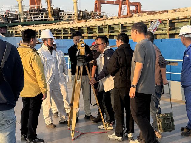 专家在对“星际归航”号进行检测。 受访者供图