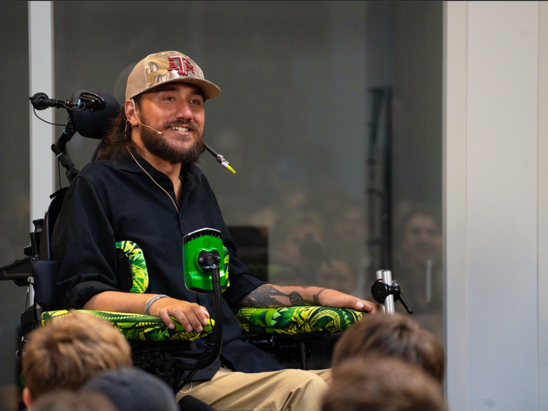 马斯克脑机接口“一号受试者”:正重新夺回人生的独立__马斯克脑机接口“一号受试者”:正重新夺回人生的独立