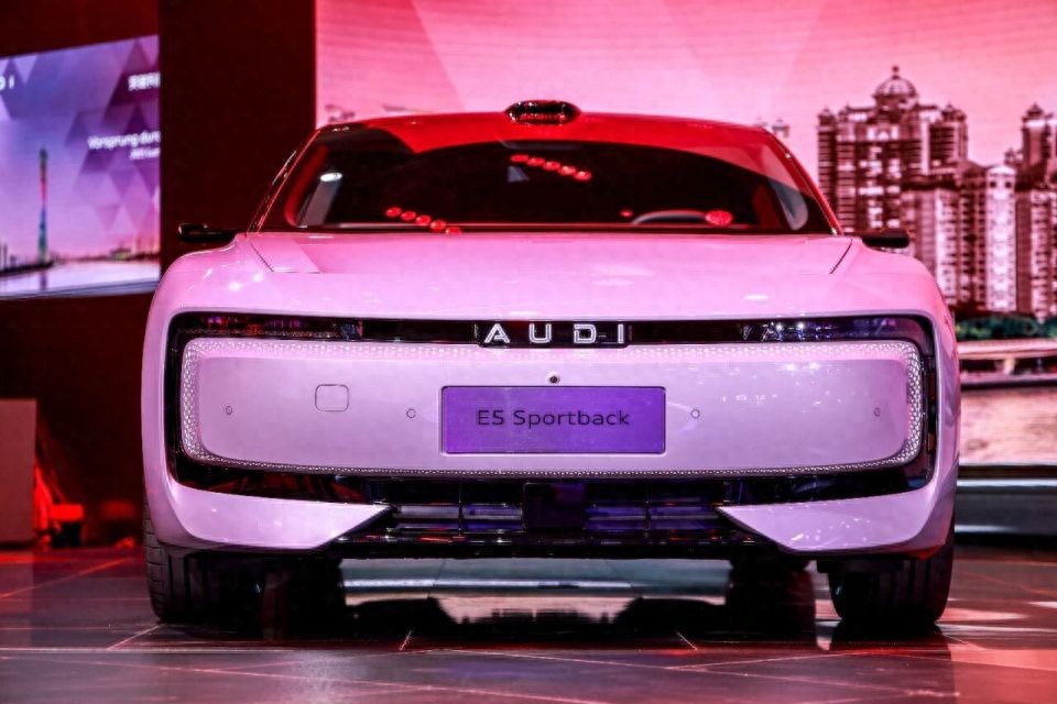 27.99万的奥迪E5:顶级底盘+舒适满配,蔚来ET5T如何接招?