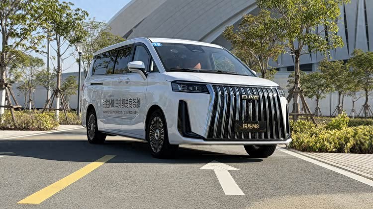 15万也能开出头等舱质感，试驾锐胜M8