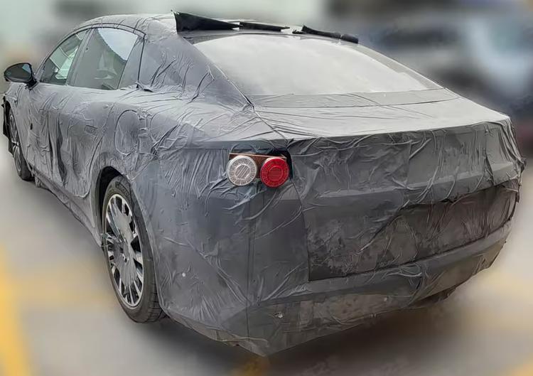 大飙车评比亚迪汉_比亚迪大汉汽车_