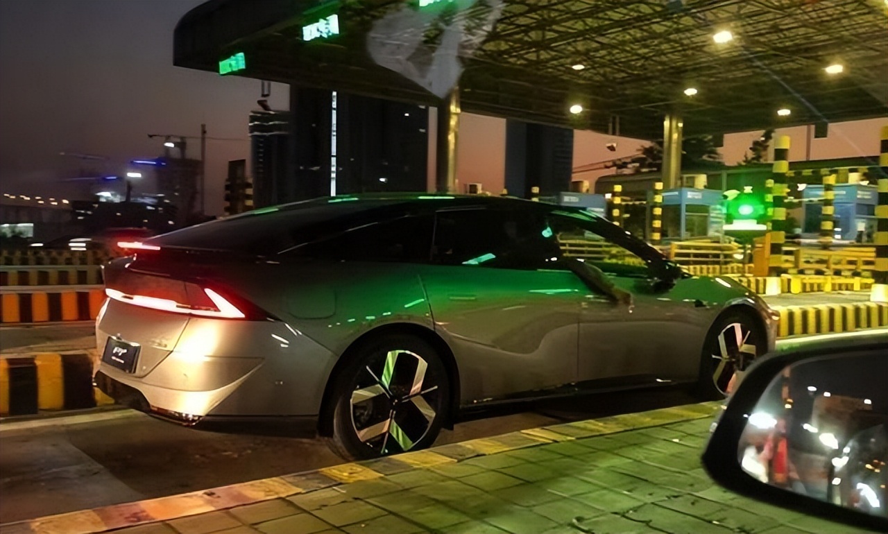 尾灯非常大的车__大尾灯鱼