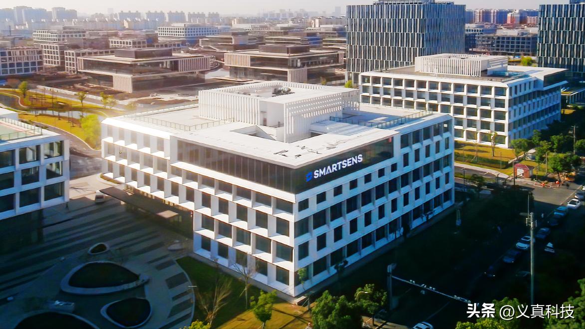 华为重返巅峰_Pura90 Ultra也上两亿潜望？华为的影像巅峰正逐渐回归_