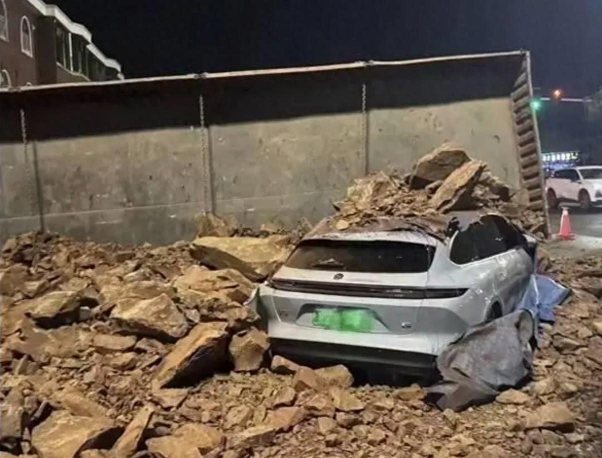 一起教科书式的应对土方车侧翻事故，这就是5星安全