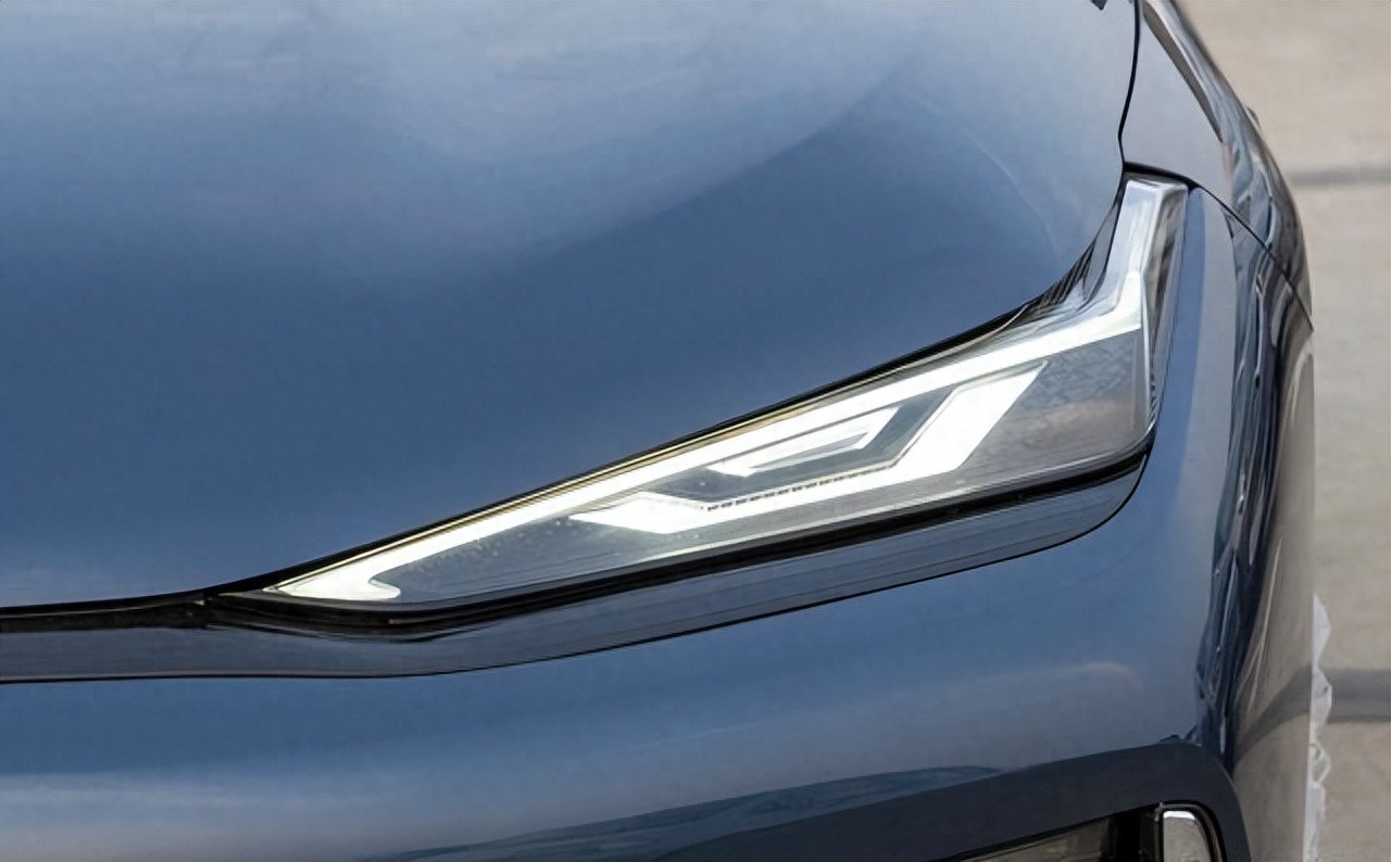 吉利王牌新车！车长超5米，油耗0.9L+1600km续航，11万起叫板汉DM