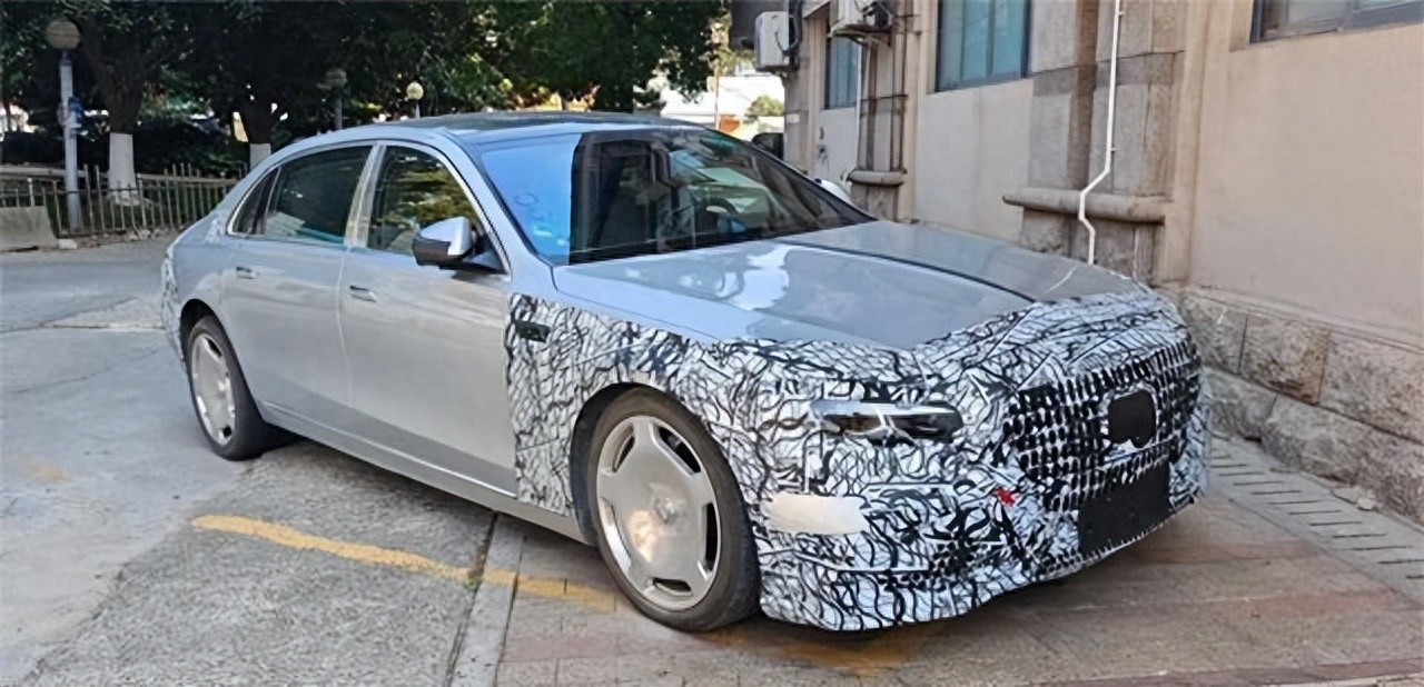 升级EQ式座舱，换装三叉星大灯。全新迈巴赫S级现身