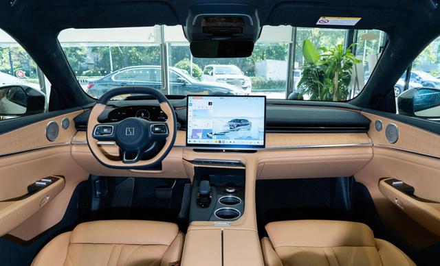 极氪001不拼座舱科技，只为驾驶乐趣，你选对版本了吗-有驾