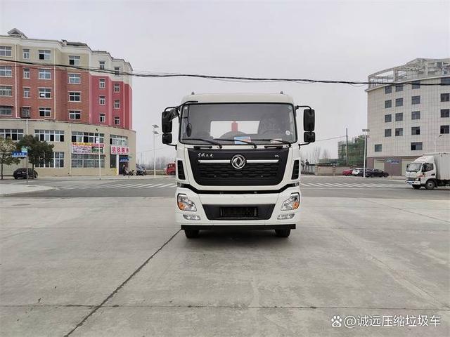 东风途逸钩臂垃圾车-有驾