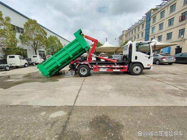 东风途逸钩臂垃圾车-有驾