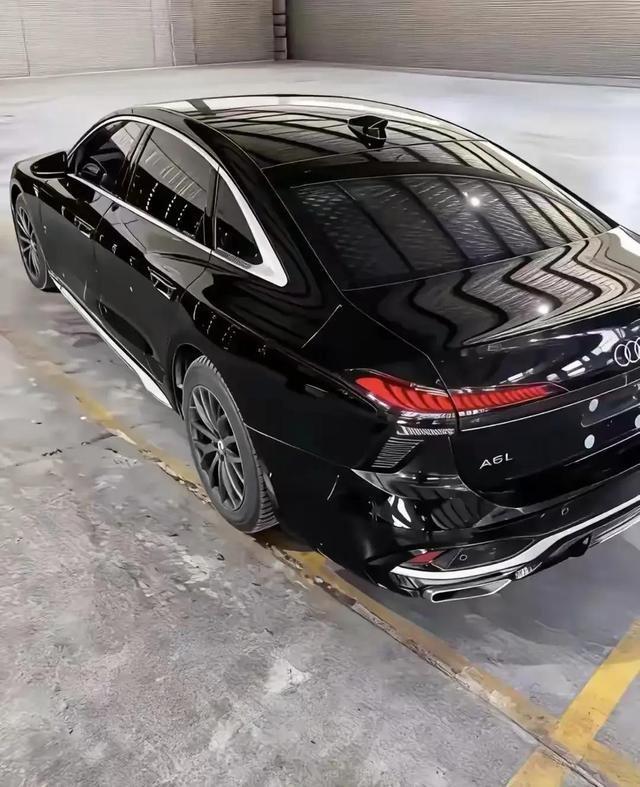 全新奥迪A6L街头“偶遇”老款车主眼中的豪华未来