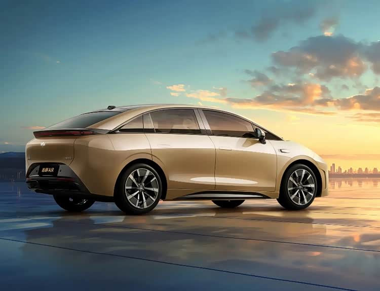 汽车产业跨界融合__车陷困境跨界企造下去怎么办