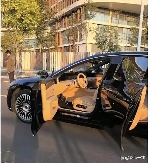 不问性能不问价！霍启刚试驾只盯 “老人上下车”，郭晶晶付款太霸气？