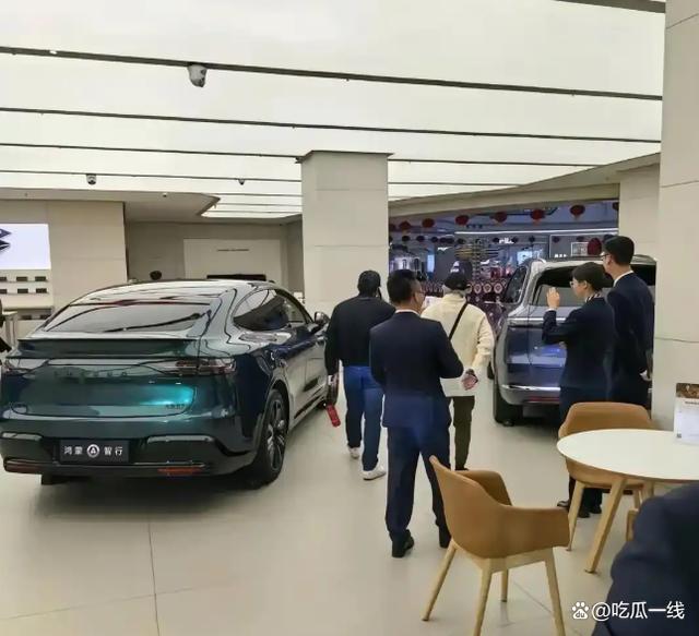 不问性能不问价！霍启刚试驾只盯 “老人上下车”，郭晶晶付款太霸气？-有驾