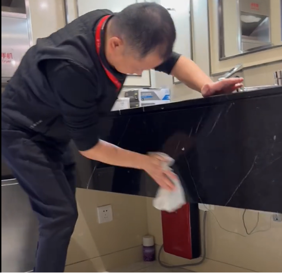 扫厕所是公司“最高权力”? 华与华陷作秀争议,拉黑多网友,录音门仍未决