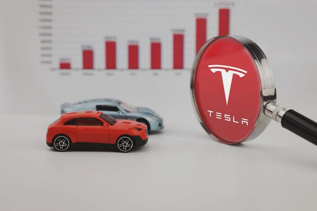 拆了特斯拉财报后震惊了,网友感叹:比亚迪卖车,特斯拉卖梦!