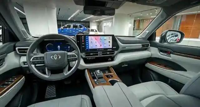 全新丰田大汉兰达曝光，6.5L低油耗+8年双擎质保+四驱系统，家用闭眼冲-有驾